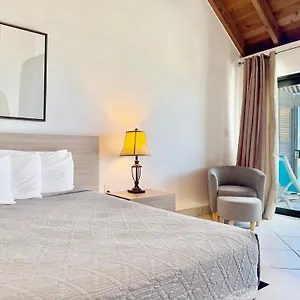 Sapphire Beachfront Renovated 1200 Sf! - Free Wi-fi Apartment